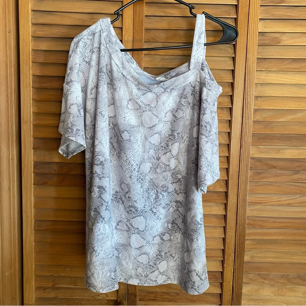 🐍BiBi, Size XL, Snake Print, Shirt Sleeve, One Cold Shoulder Top - Picture 2 of 7